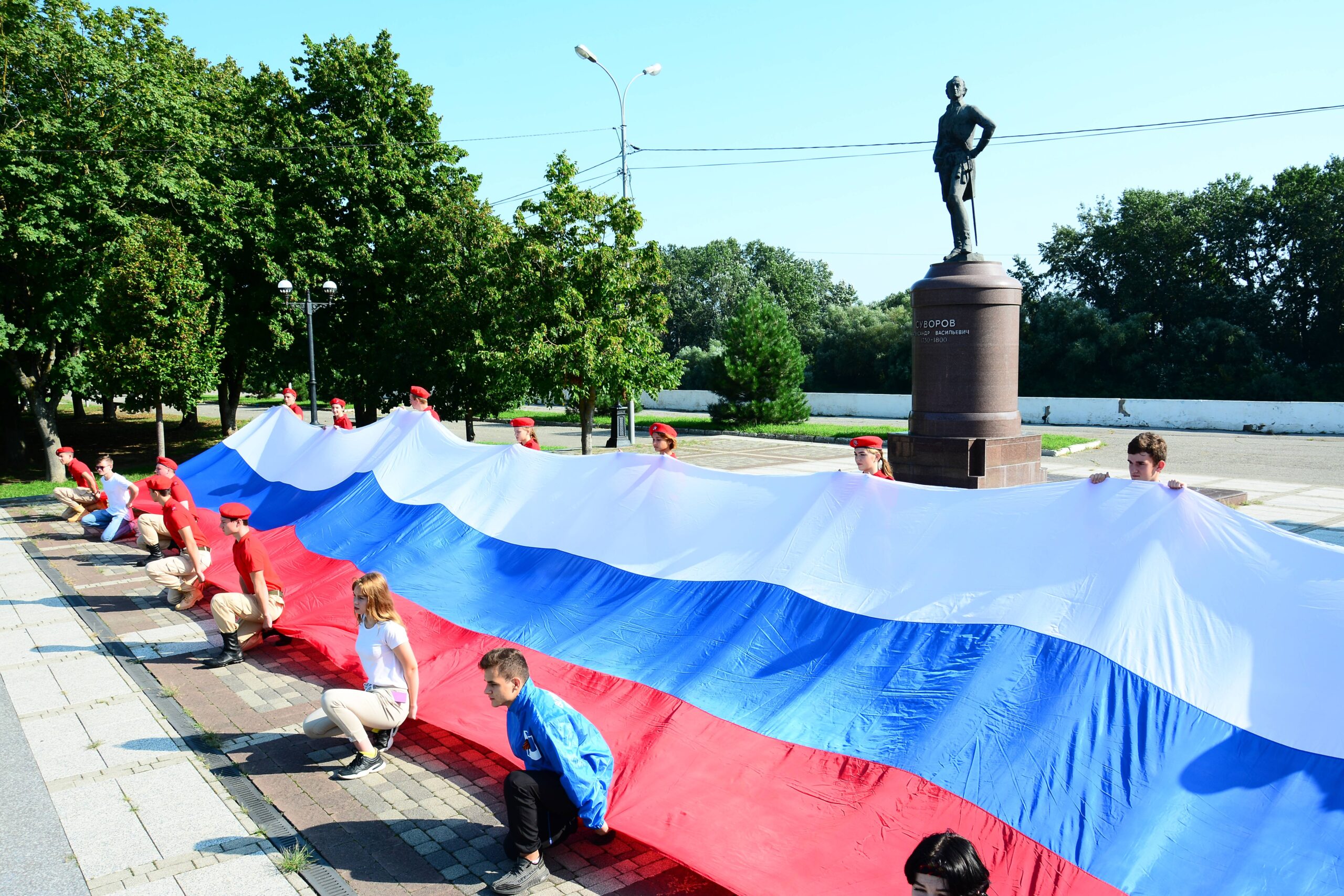 Сегодня в стране отмечают день. Флаг РФ В Харькове. Флаг России в Славянске. Российский флаг в Харькове 2014. Флаг России на администрации Славянска.