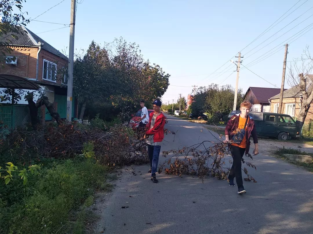 Активисты навели порядок во дворе дома труженика тыла – Заря Кубани Новости  Славянска-на-Кубани