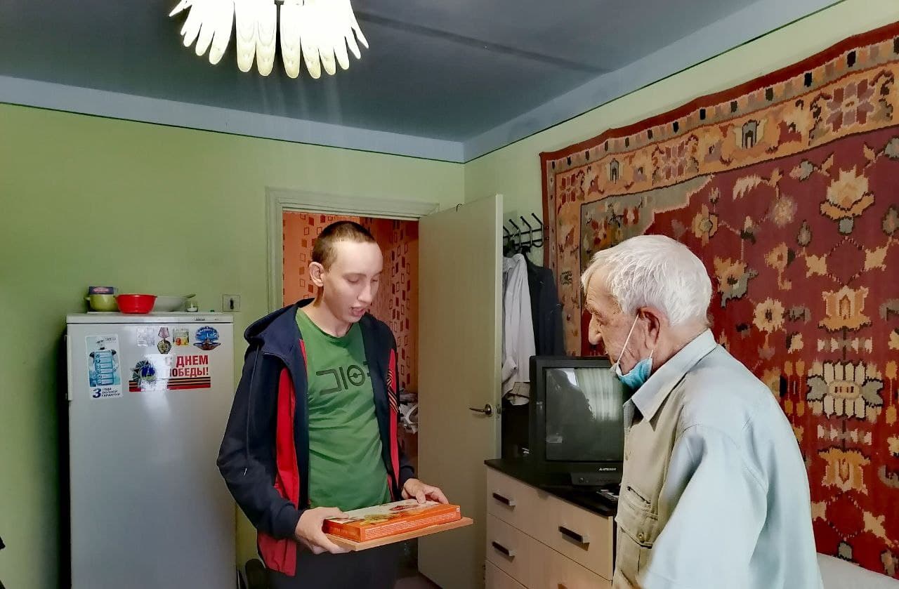 Активисты побывали в гостях у ветерана Великой Отечественной войны .