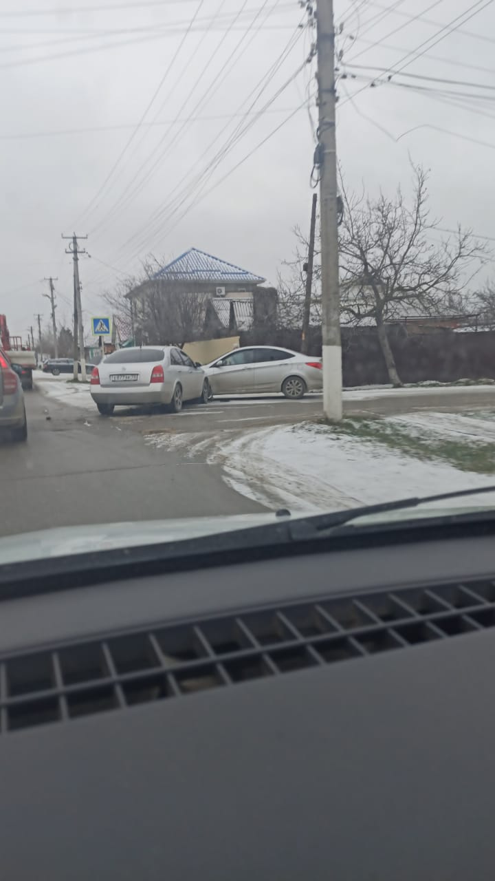 На перекрестке Советской и Кубанской столкнулись три автомобиля |  11.03.2022 | Славянск-на-Кубани - БезФормата